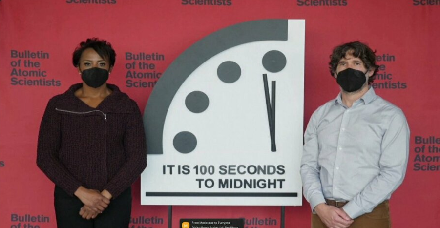 美国科学家安装了最新的“末日钟”，象征着人类末日倒计时100秒。