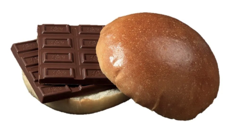 日本快餐连锁店推出情人节新品：巧克力汉堡。